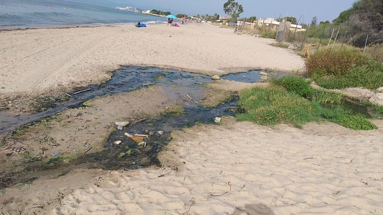 “Depuratore ko a Flumini, spiaggia invasa dai liquami: alla faccia della bandiera blu”