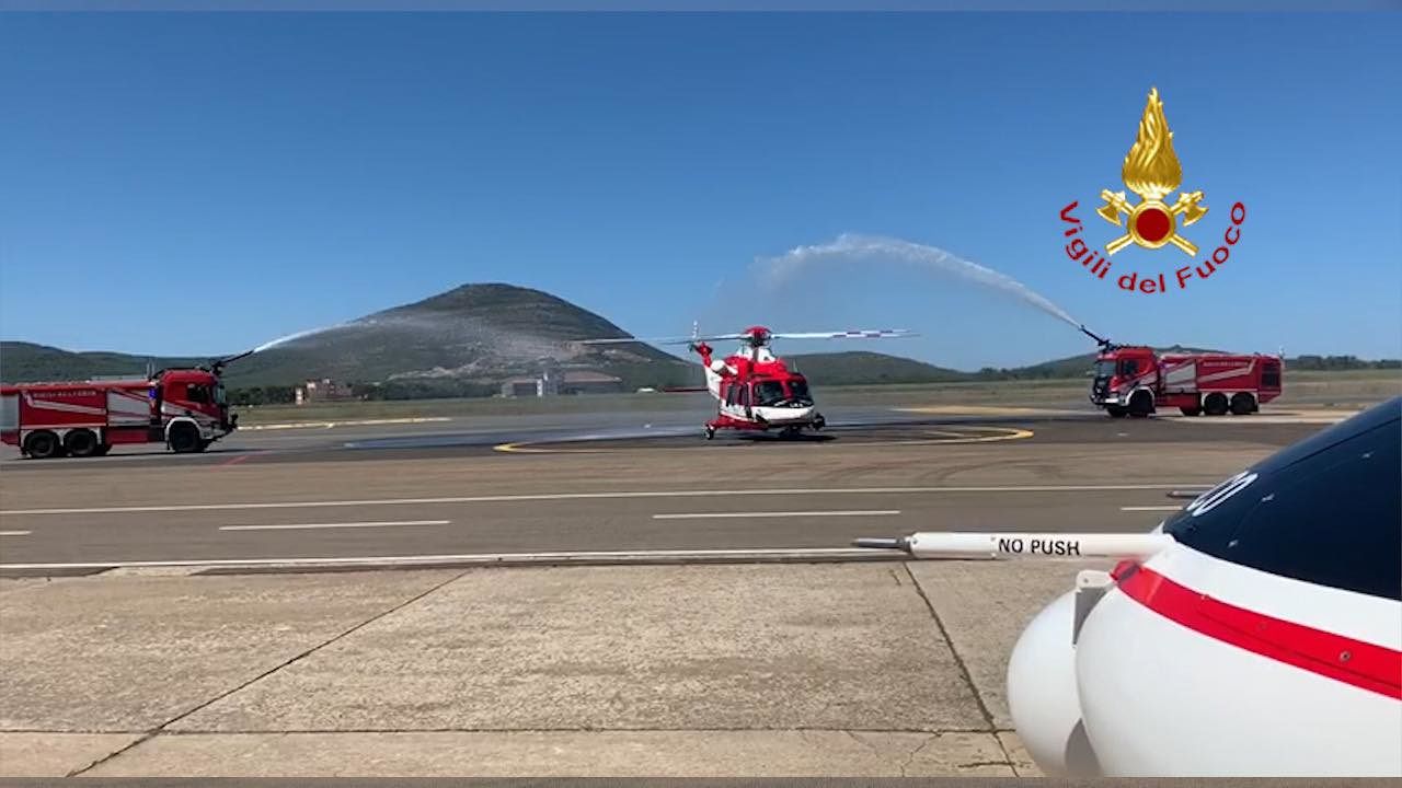 Sardegna, arriva il nuovo elicottero Drago 144: il battesimo dell’acqua dei vigili del fuoco