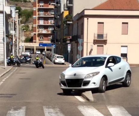 Cagliari, perde il controllo dell’auto sulla rotatoria: era ubriaco