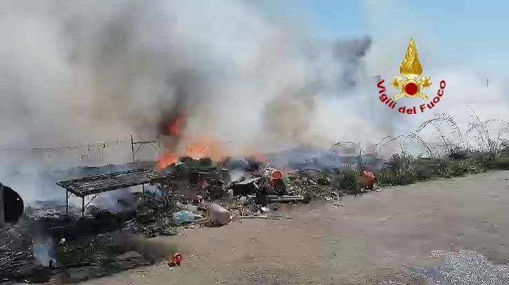 Cagliari, “l’incendio in via San Paolo partito dal campo nomadi: quelle baracche vanno eliminate”