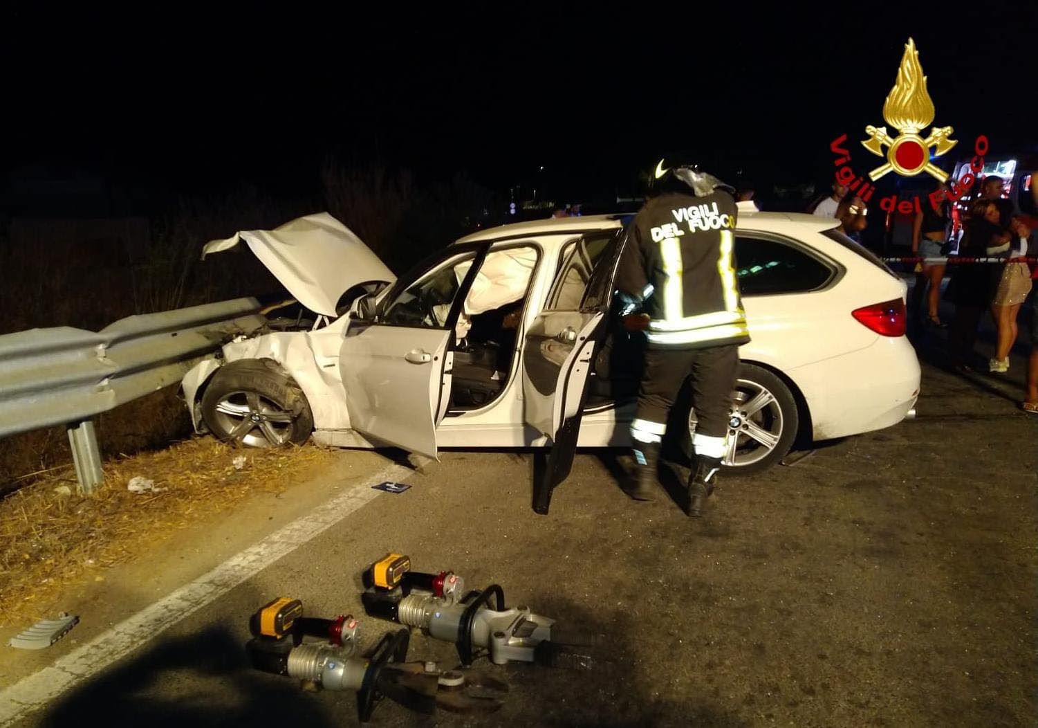 Dramma alla rotonda per Decimo, scontro tra due auto: una vittima e quattro feriti in codice rosso