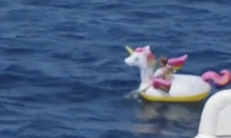 Alla deriva su un unicorno gonfiabile: bimba di 5 anni salvata dalla Guardia Costeira