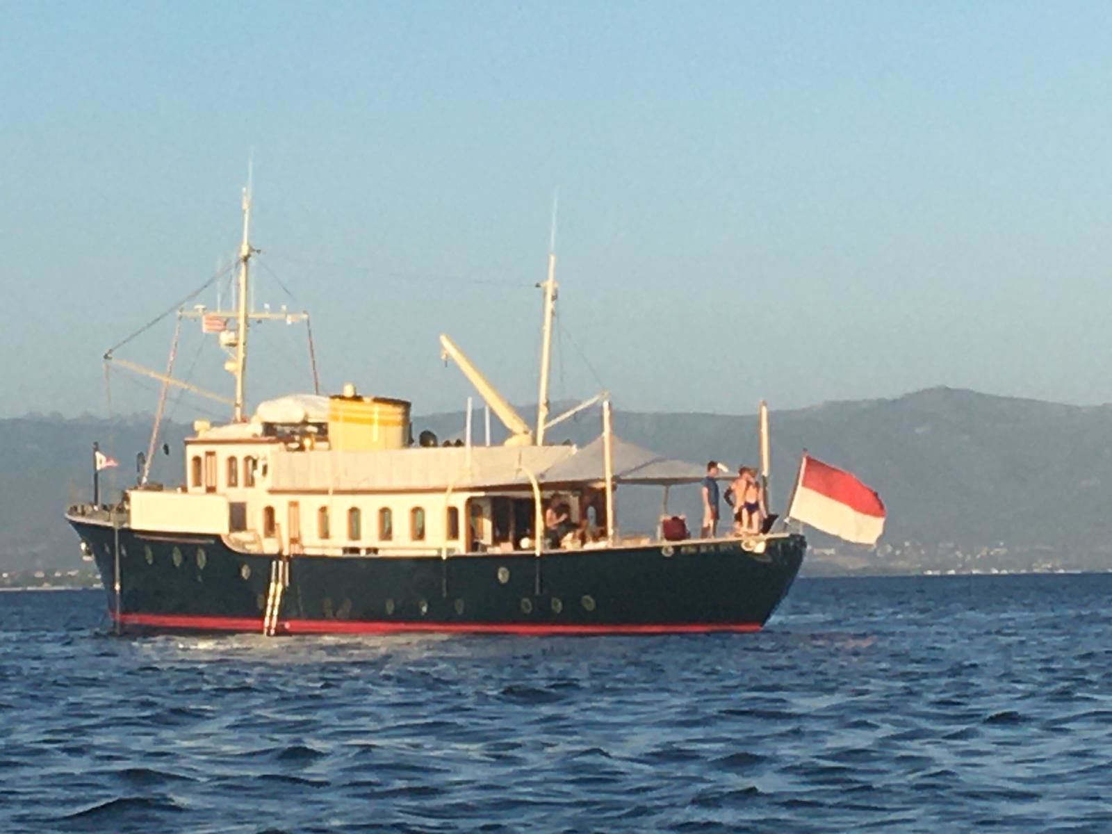 Al Poetto la Pasha 3, la barca dei reali di Montecarlo: altro che Isola del Covid