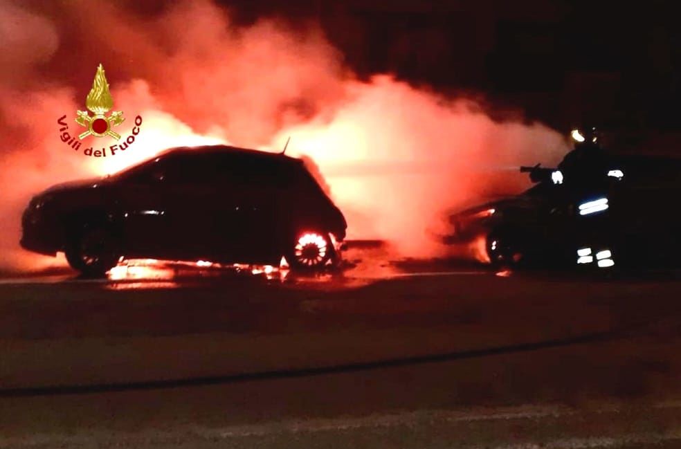 Cagliari, auto in fiamme in via Schiavazzi: intervento dei vigili del fuoco nella notte