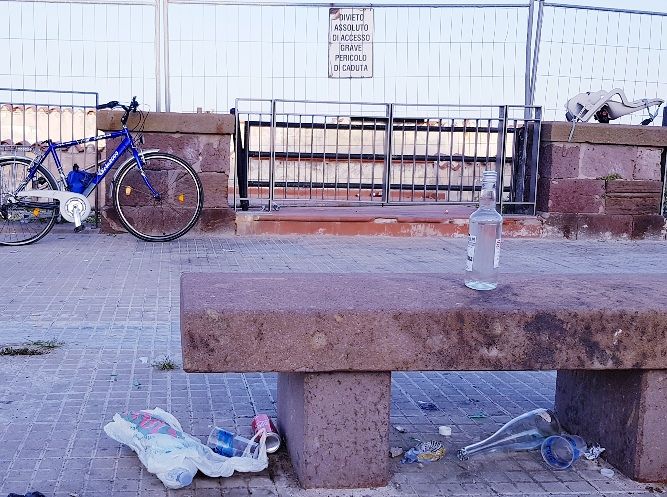 Alghero, il Ferragosto dei vandali: “Biciclette rubate e devastate, danneggiate anche le piante caratteristiche”