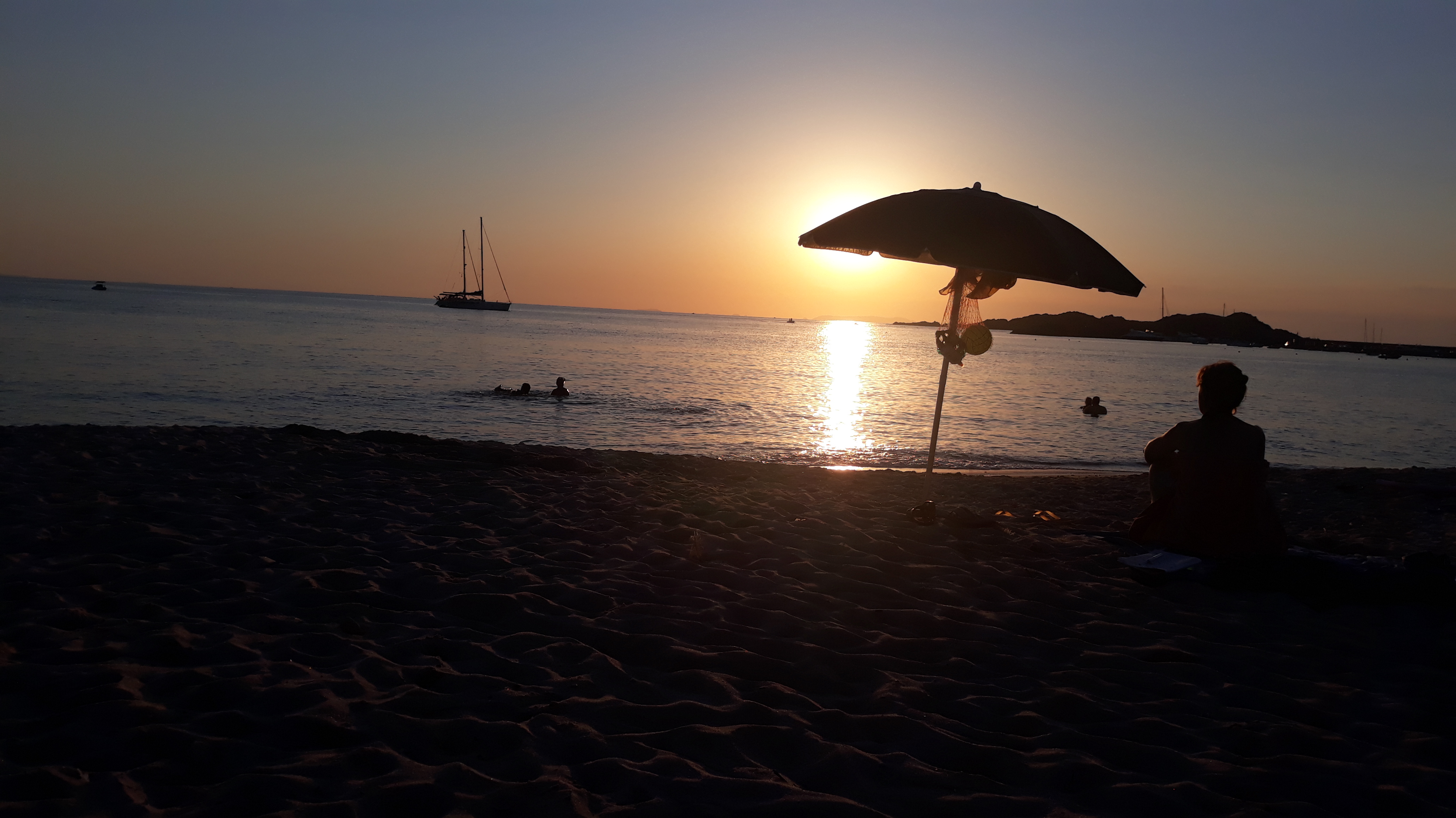 Magico tramonto sulla spiaggia Longa a Isola Rossa nello scatto di Nicola e Roberta