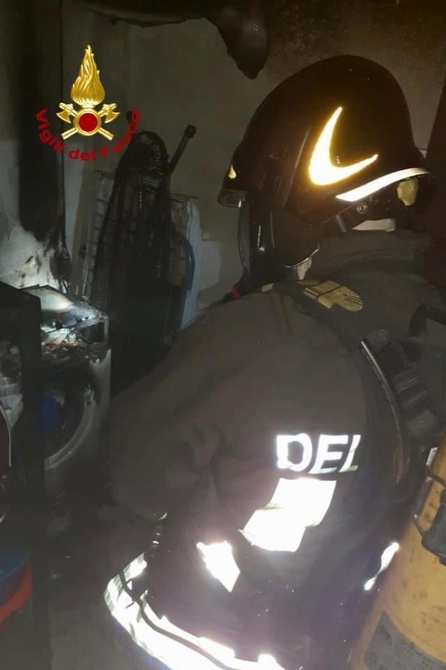 Paura a Is Mirrionis, casa in fiamme in via Malfidano: evacuata una famiglia