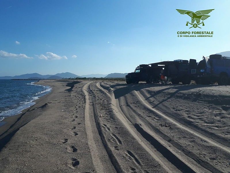 Muravera, ben tre potenti fuoristrada piazzati sulle dune della spiaggia: denunciati e multati tre svizzeri