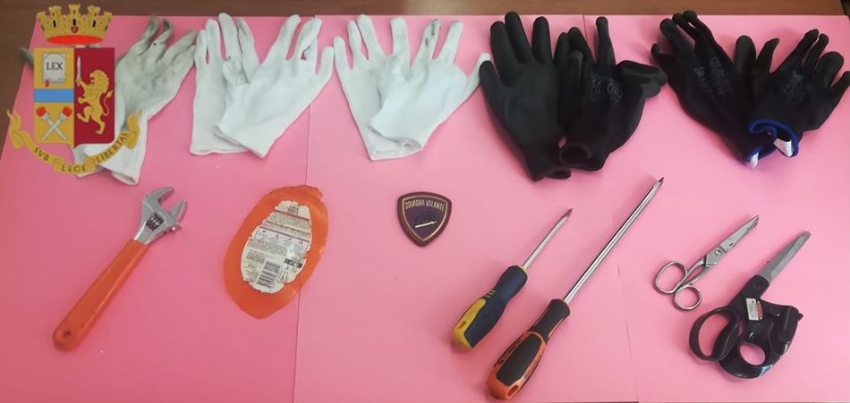 Con la chiave di un’auto nel reggiseno e i guanti negli slip: bresciana indagata a Cagliari per furto