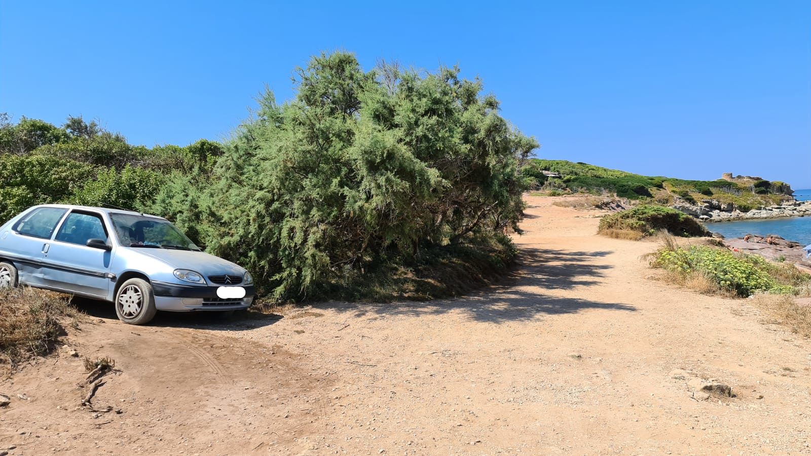 Parcheggia l’auto sulle dune “protette” di Porto Ferro, scatta la maxi multa