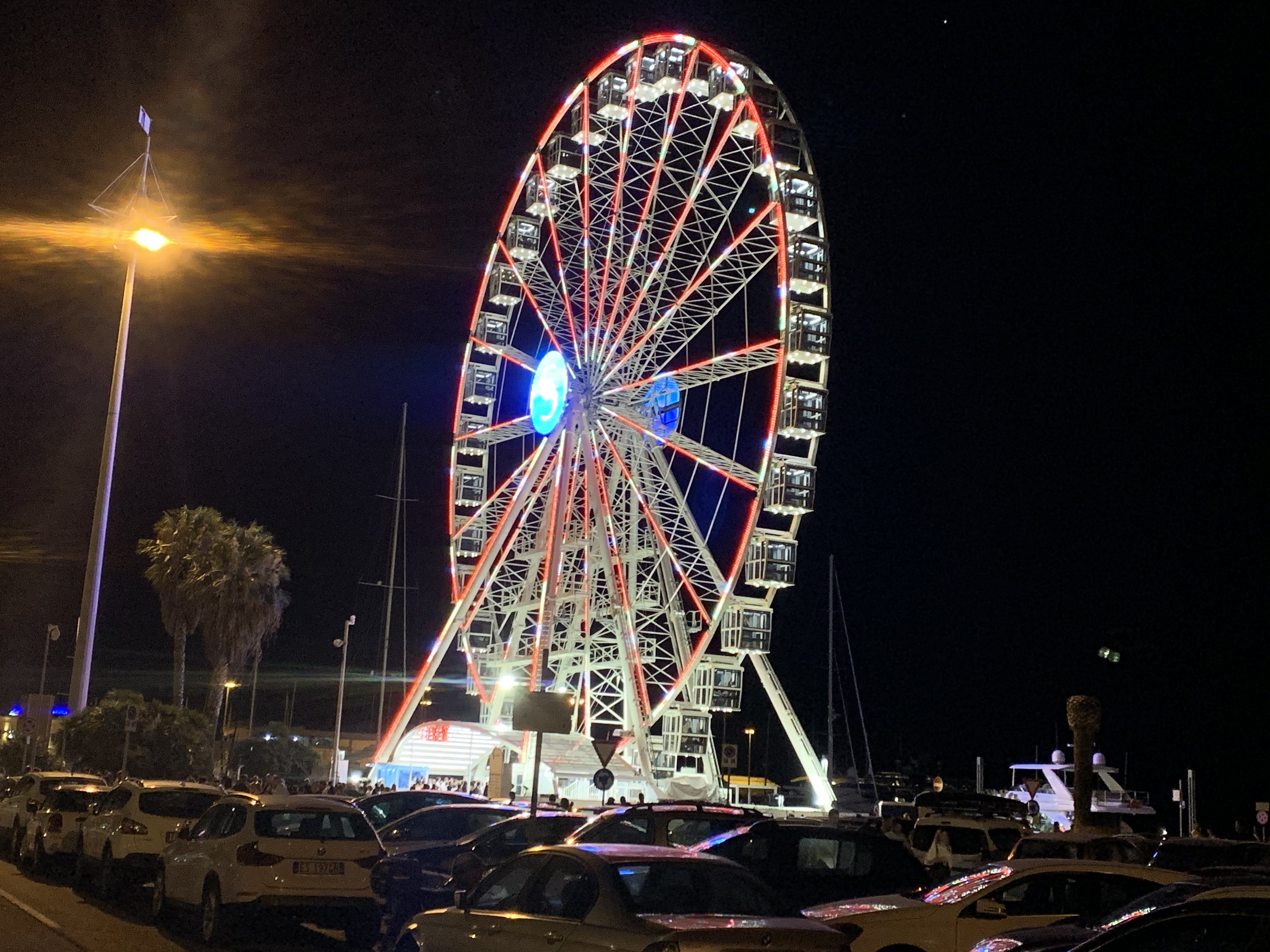 Selfie, video, foto: tutti pazzi per la ruota panoramica multicolore al porto di Cagliari