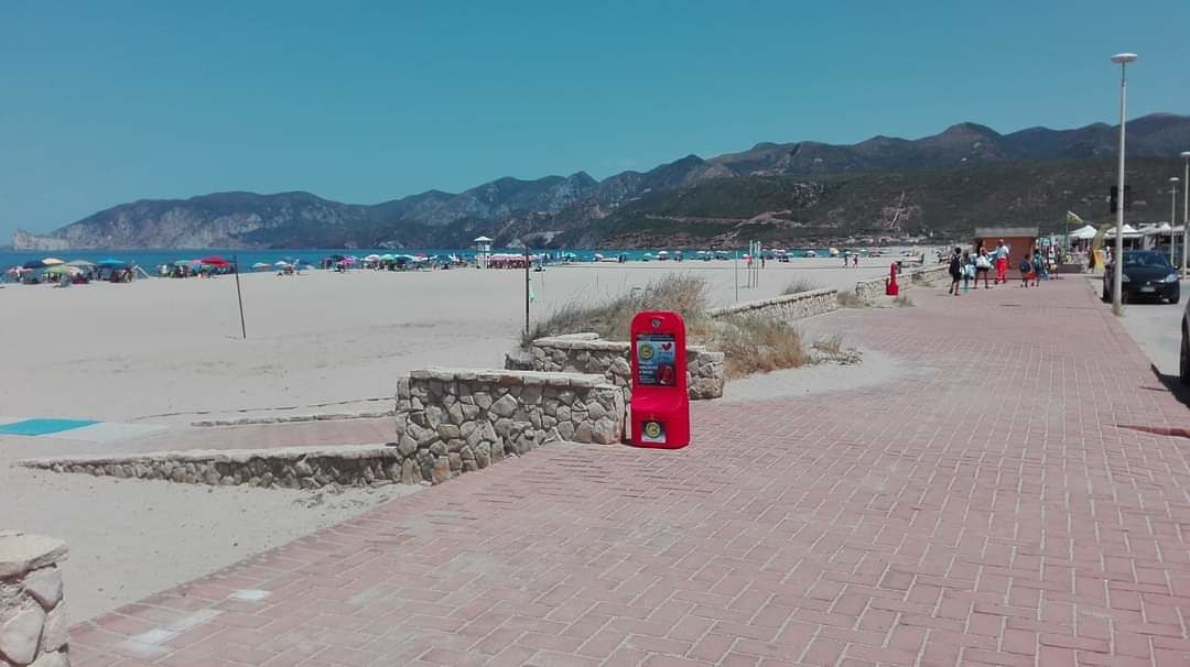 Gonnesa, installati i nuovi raccoglitori di mozziconi sul litorale