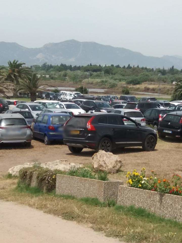 Stop ai parcheggi selvaggi a Pula, da oggi parte la rimozione delle auto