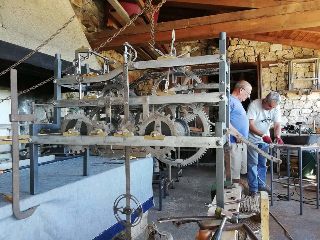 Gavoi, nuova vita per lo storico orologio: ingranaggi e pendoli tornano a muoversi