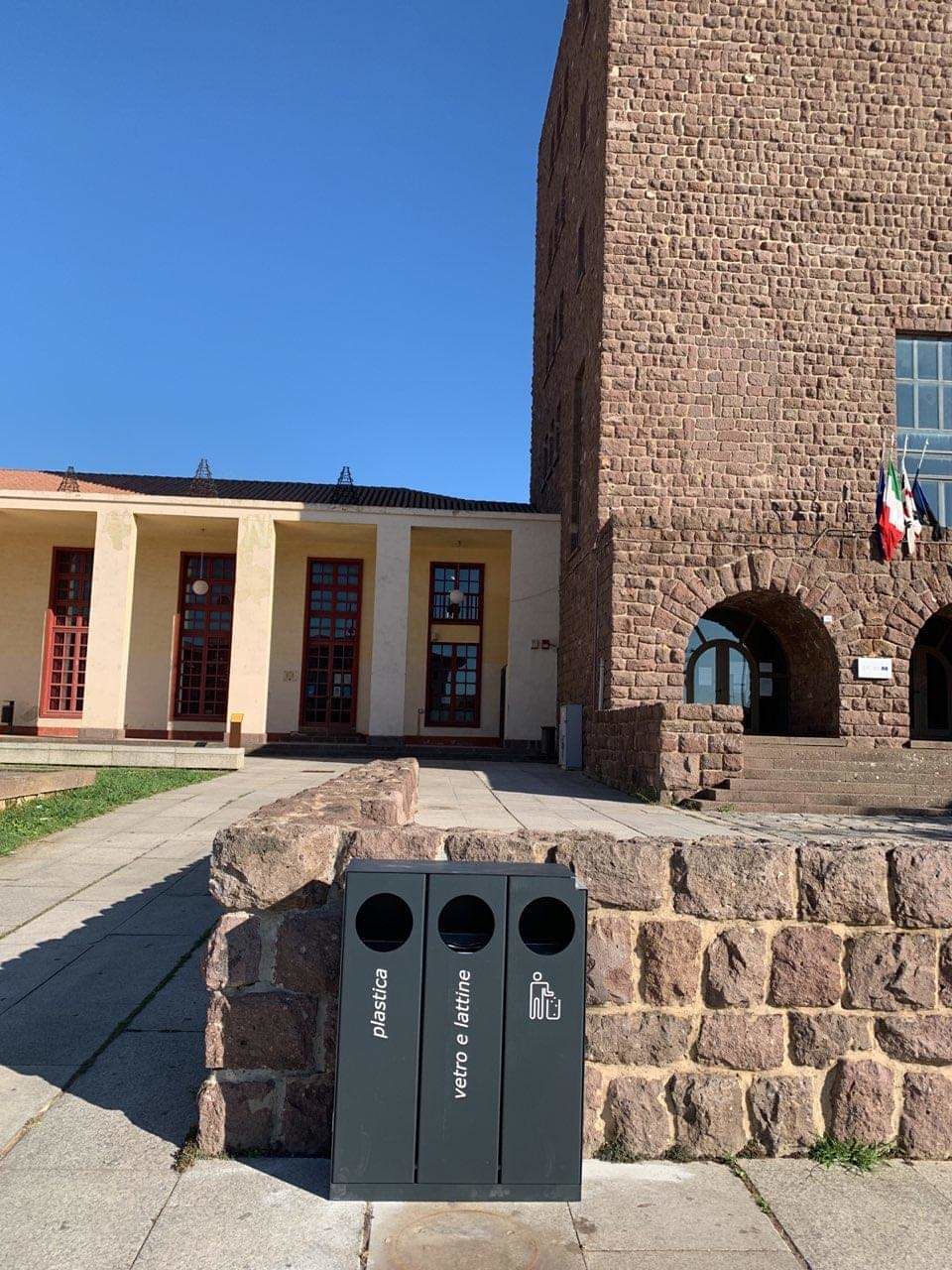 Niente più scuse per gli incivili a Carbonia, nuovi portarifiuti posizionati in tutta la città