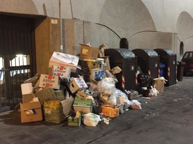 Cagliari, rifiuti ammassati alla Marina: “Bel biglietto da visita per i turisti” 