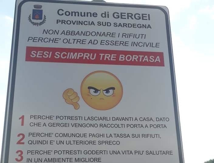 Il cartello a Gergei: “Abbandoni i rifiuti? Non solo incivile, sesi scimpru tre bortasa”