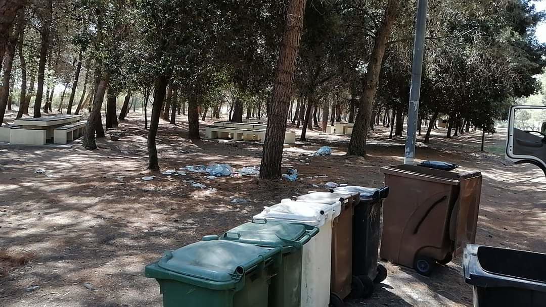 Bidoni vuoti e spazzatura ovunque, vandali scatenati nel parco di San Nicolò Arcidano