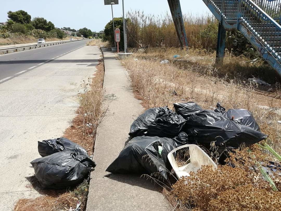 Quartu, gli incivili del sacchetto selvaggio colpiscono ancora: una piaga senza fine