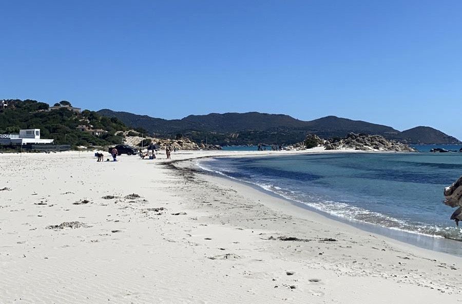 Il mare “dipinto” dietro la curva, Sardegna da mille e una spiaggia