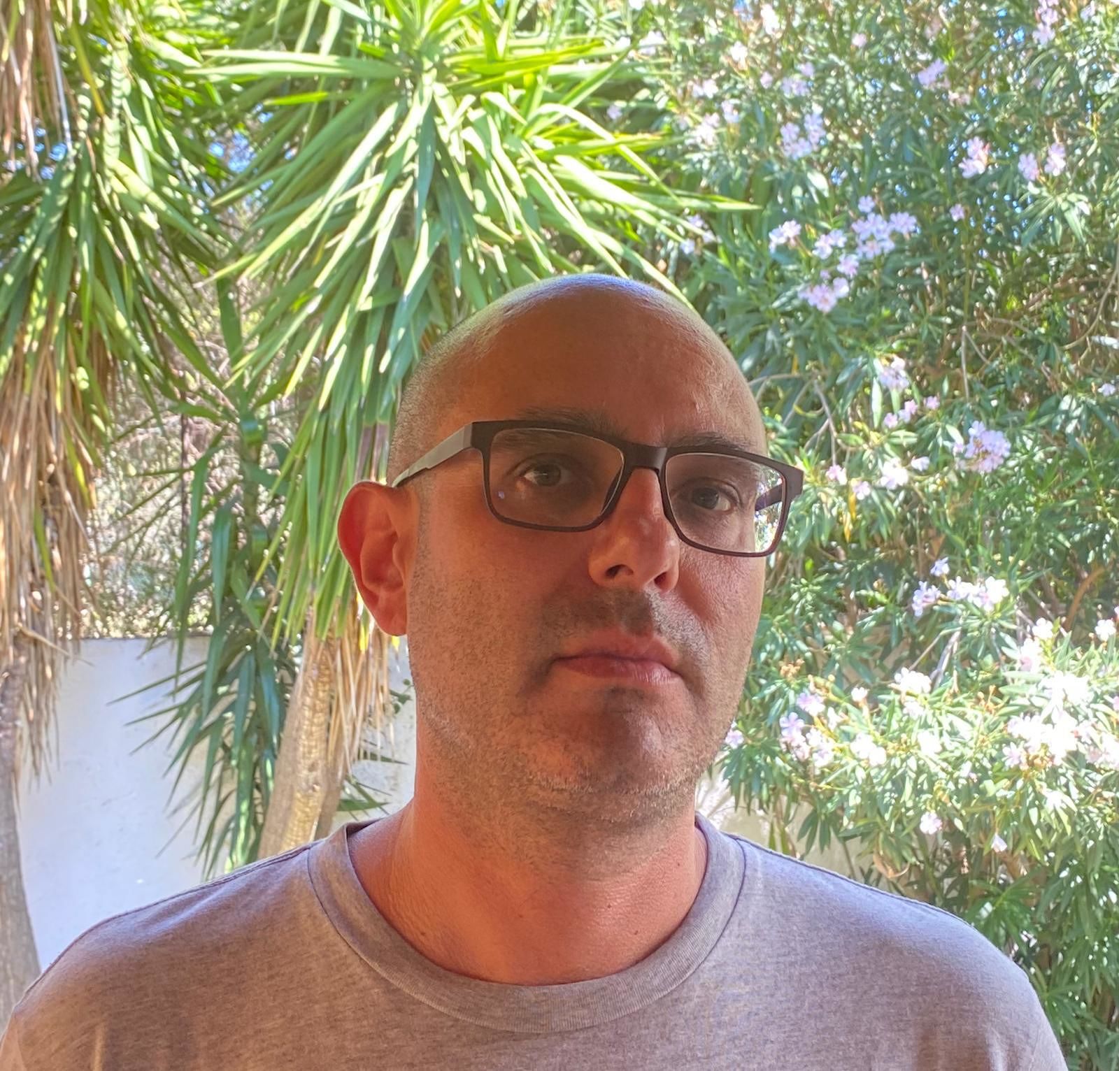 Simone Murgioni, imprenditore a Villasimius: “Per salvare i posti di lavoro, la discoteca diventa piano bar”