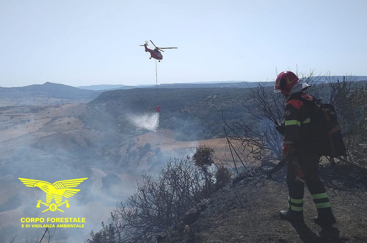 Fiamme anche a Burgos, grande lavoro per i forestali: c’è anche il Super Puma