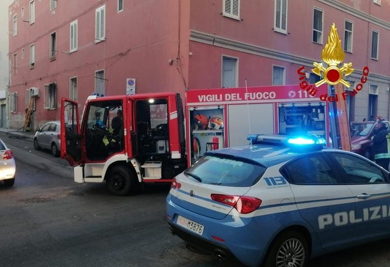Cagliari, paura all’alba in via Negri per un incendio: palazzina evacuata