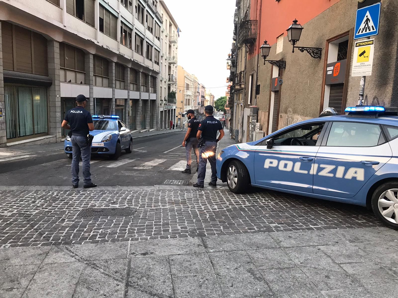 Follia a Cagliari, aggredisce a colpi di casco il titolare di un locale: 20enne in manette