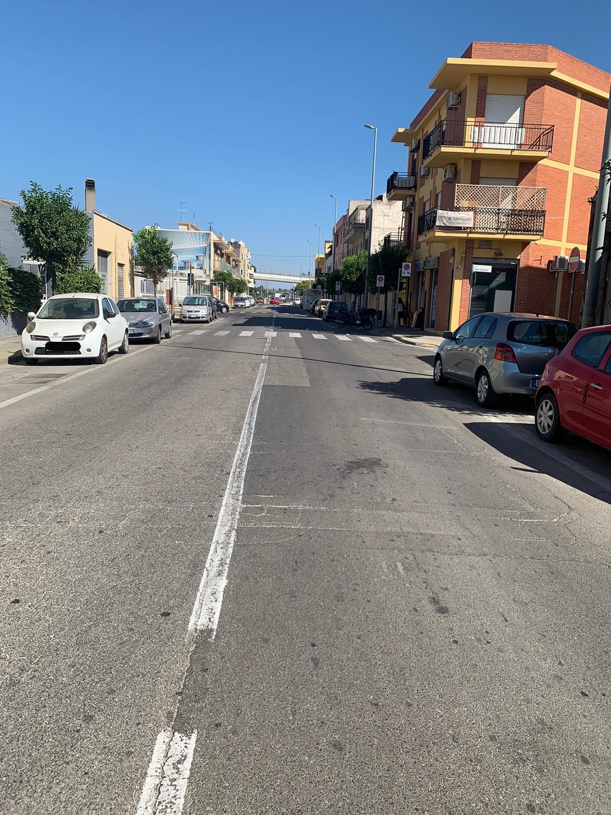 Monserrato, sfrenate corse di auto in via Giulio Cesare: “Gare automobilistiche, tanti investimenti sfiorati”