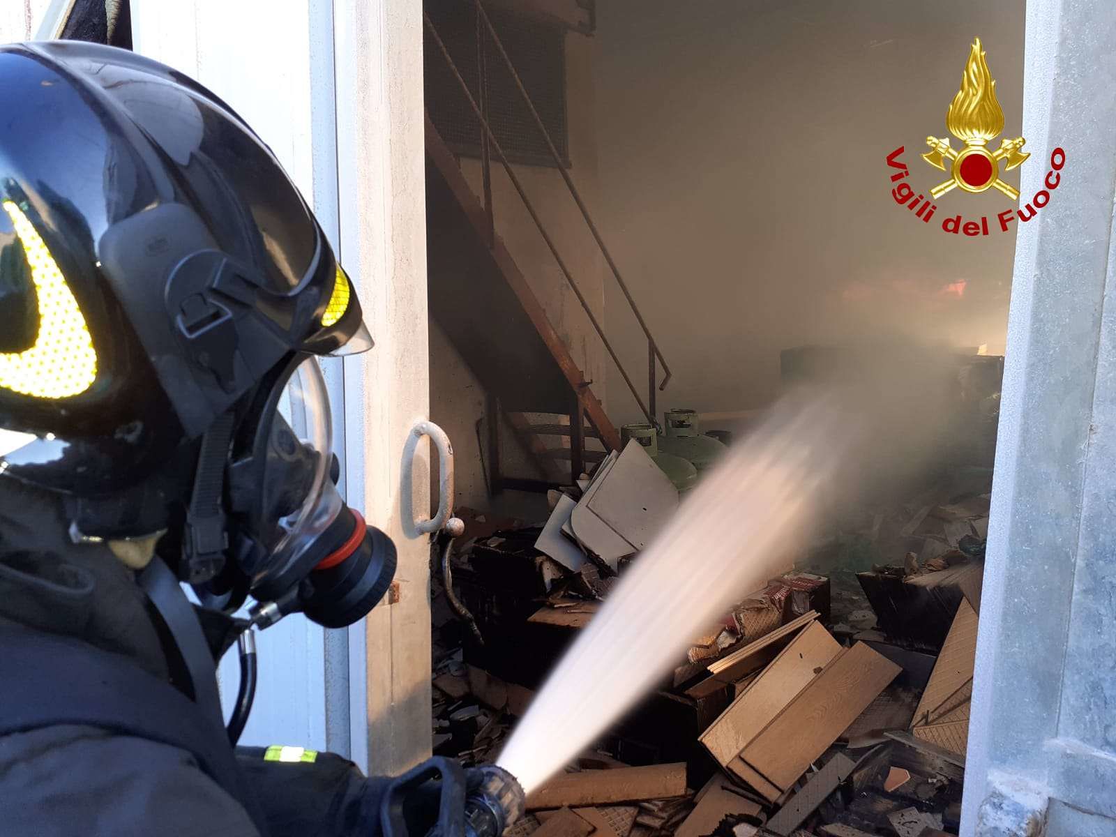 Guspini, fiamme e paura nel capannone delle ceramiche: indagine aperta sull’incendio