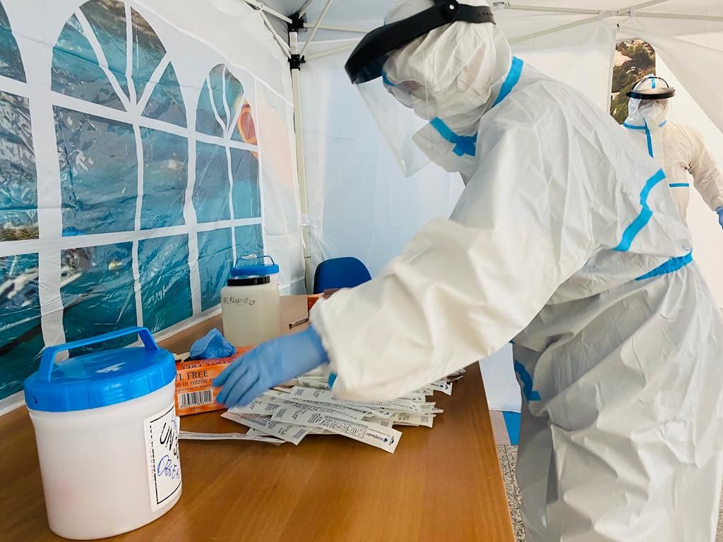 Cagliari, ecco i primi tamponi all’aeroporto di Elmas: “Via ai controlli anti Covid ai passeggeri in Sardegna”