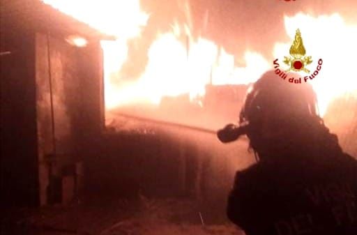 Maxi incendio a Cagliari, due barche e spazzatura divorati dal fuoco in via San Paolo