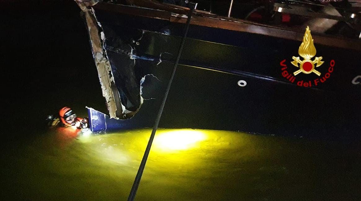 Cagliari, sbattono contro il molo e rischiano di affondare: tedeschi in barca salvati dai pompieri