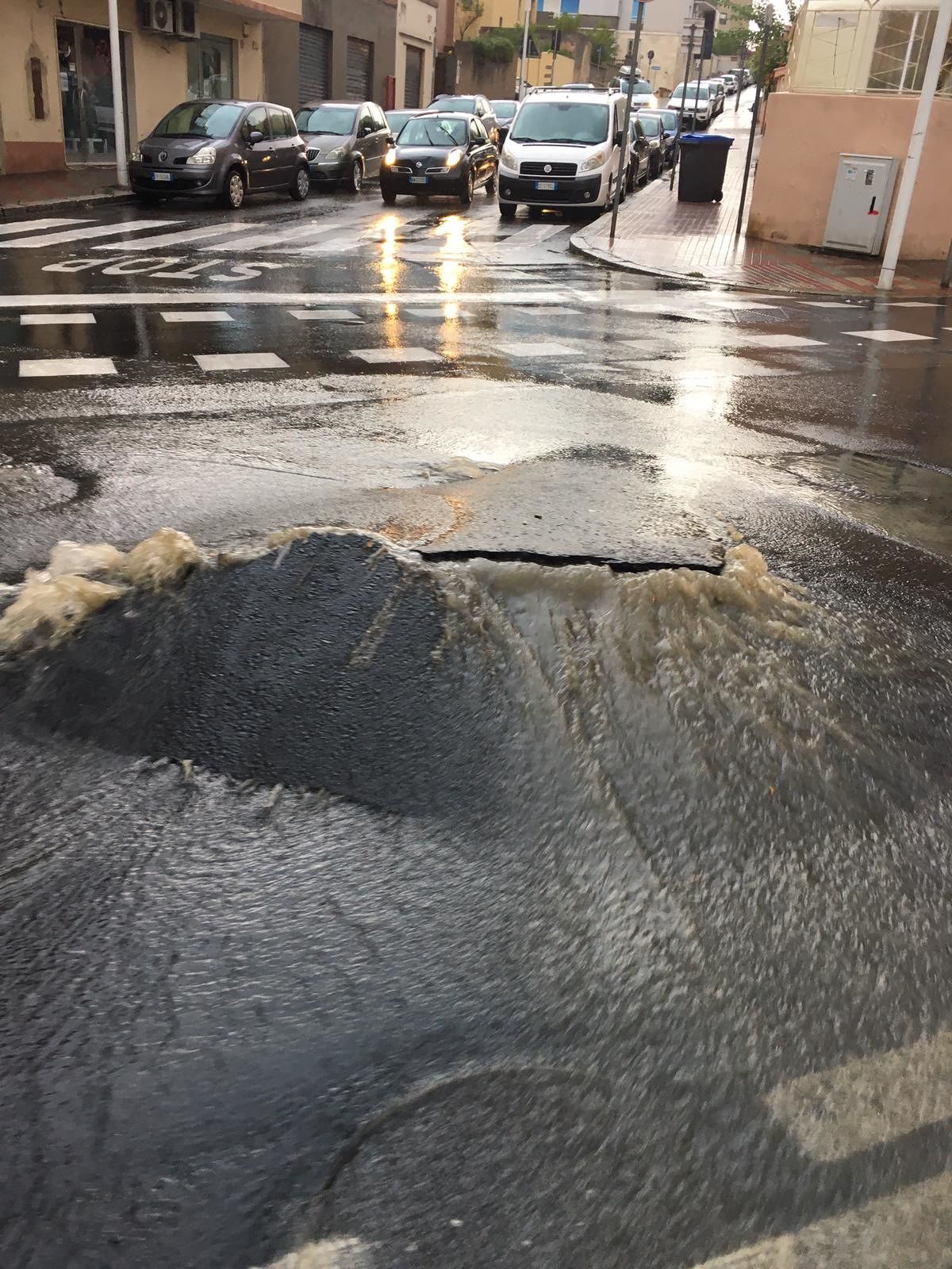 Maltempo su Cagliari, in via della Pineta strada spaccata dalla furia dell’acqua