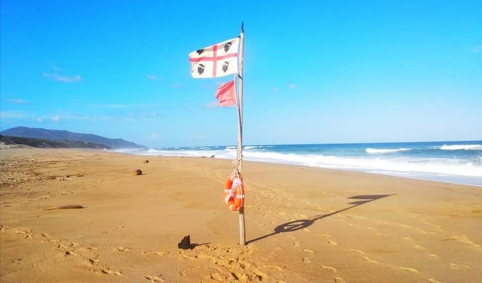 Tragedia sfiorata a Piscinas: si tuffa nudo e viene trascinato dalle onde