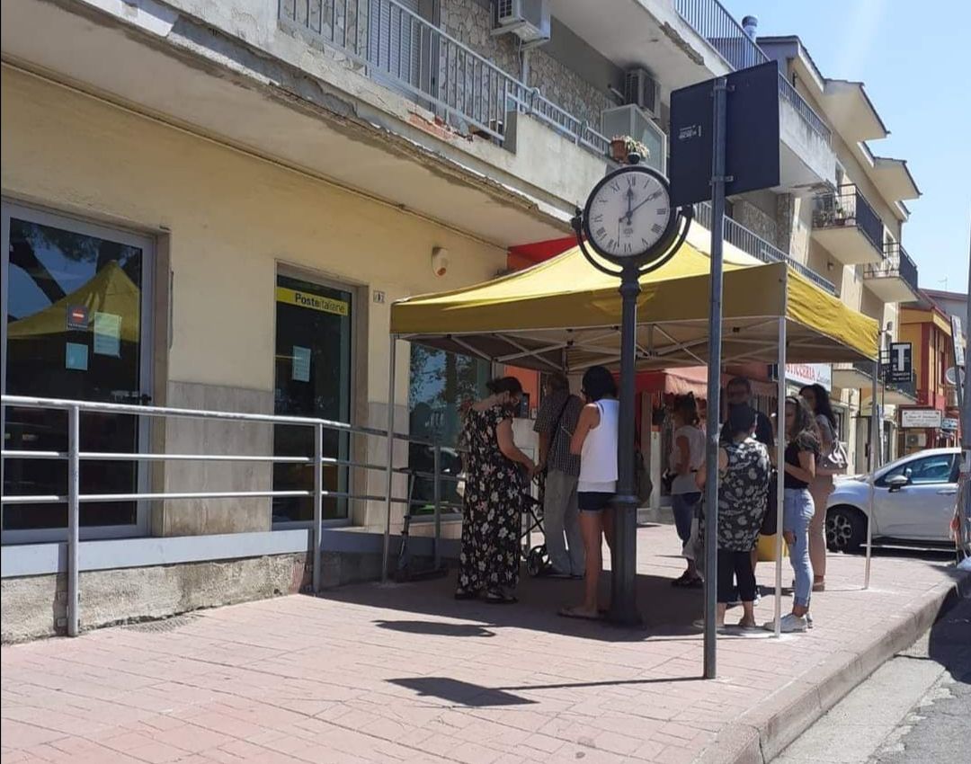 Assemini, fine dei disagi fuori dalle Poste: il Comune piazza il gazebo anti sole