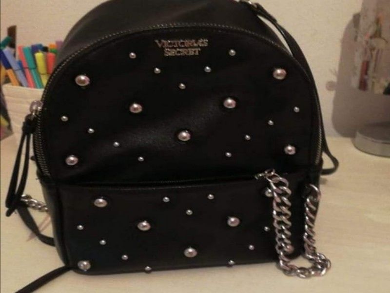 L’sos di una coppia: “Zainetto dimenticato a Terramaini, dentro ci sono i farmaci salvavita di nostro figlio”