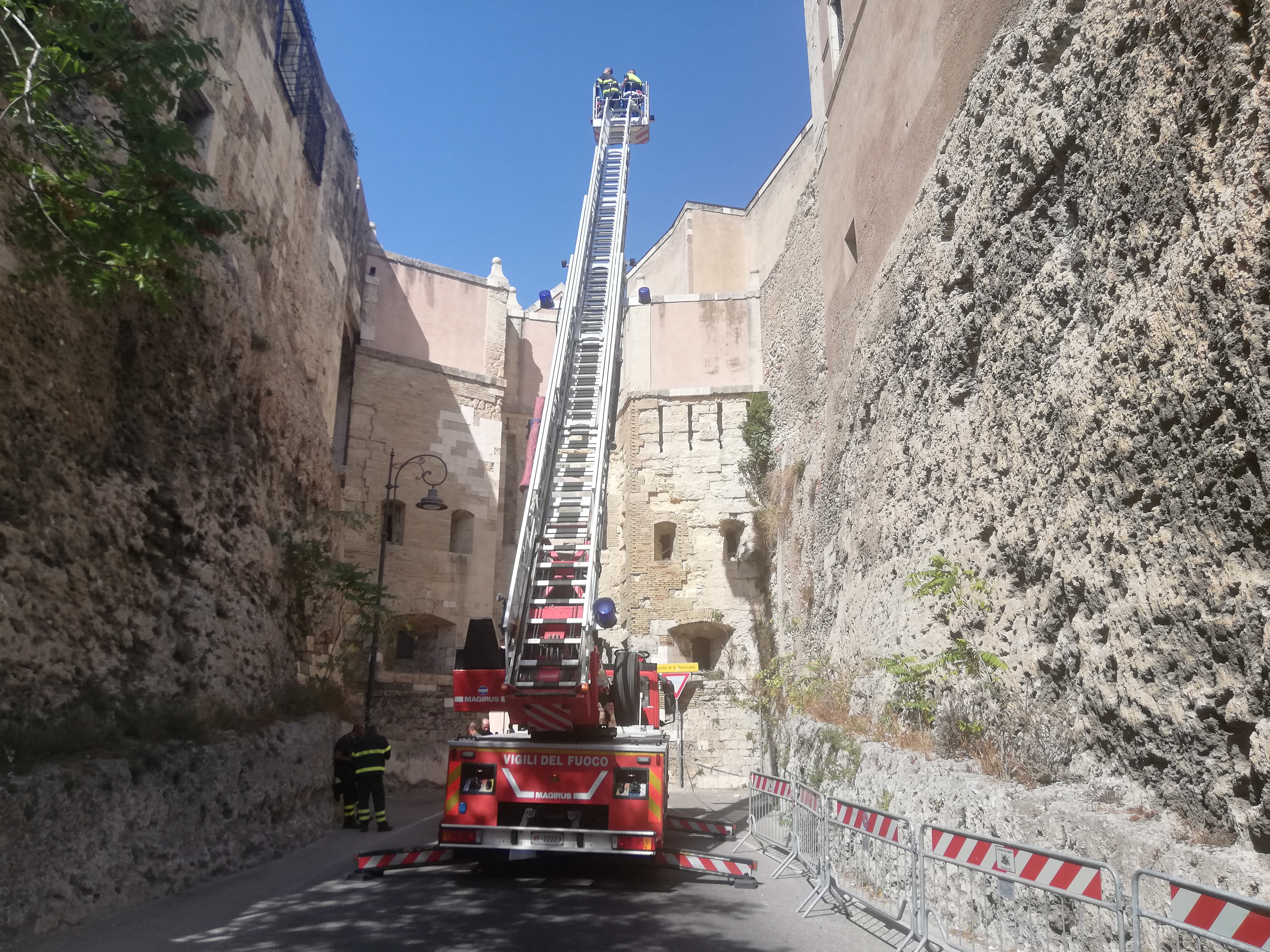Cagliari, continua la “maledizione” a Castello: pioggia di calcinacci nella salita di Porta Cristina