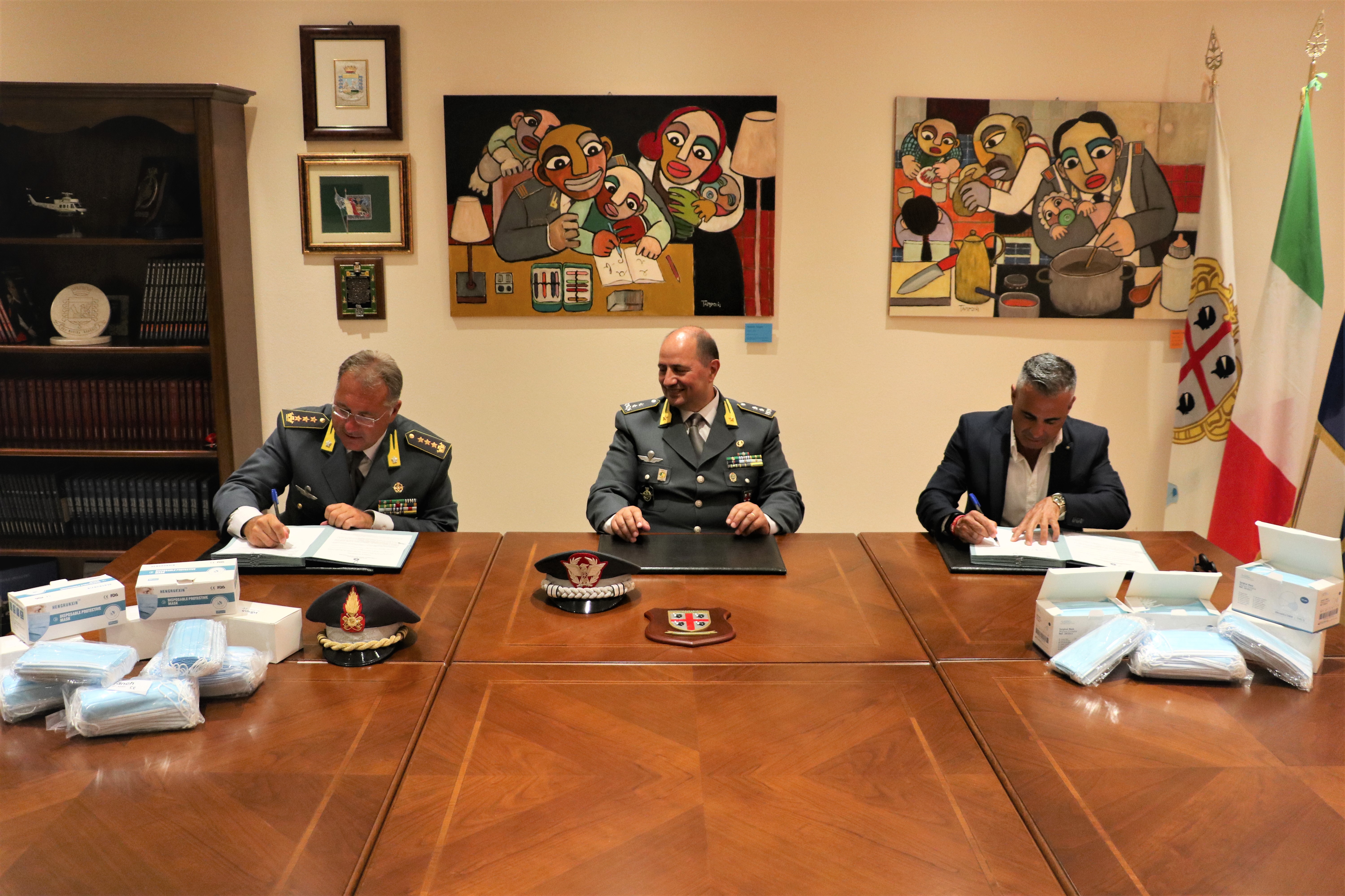 Quarantamila mascherine alla Croce Rossa della Sardegna: il dono della guardia di finanza