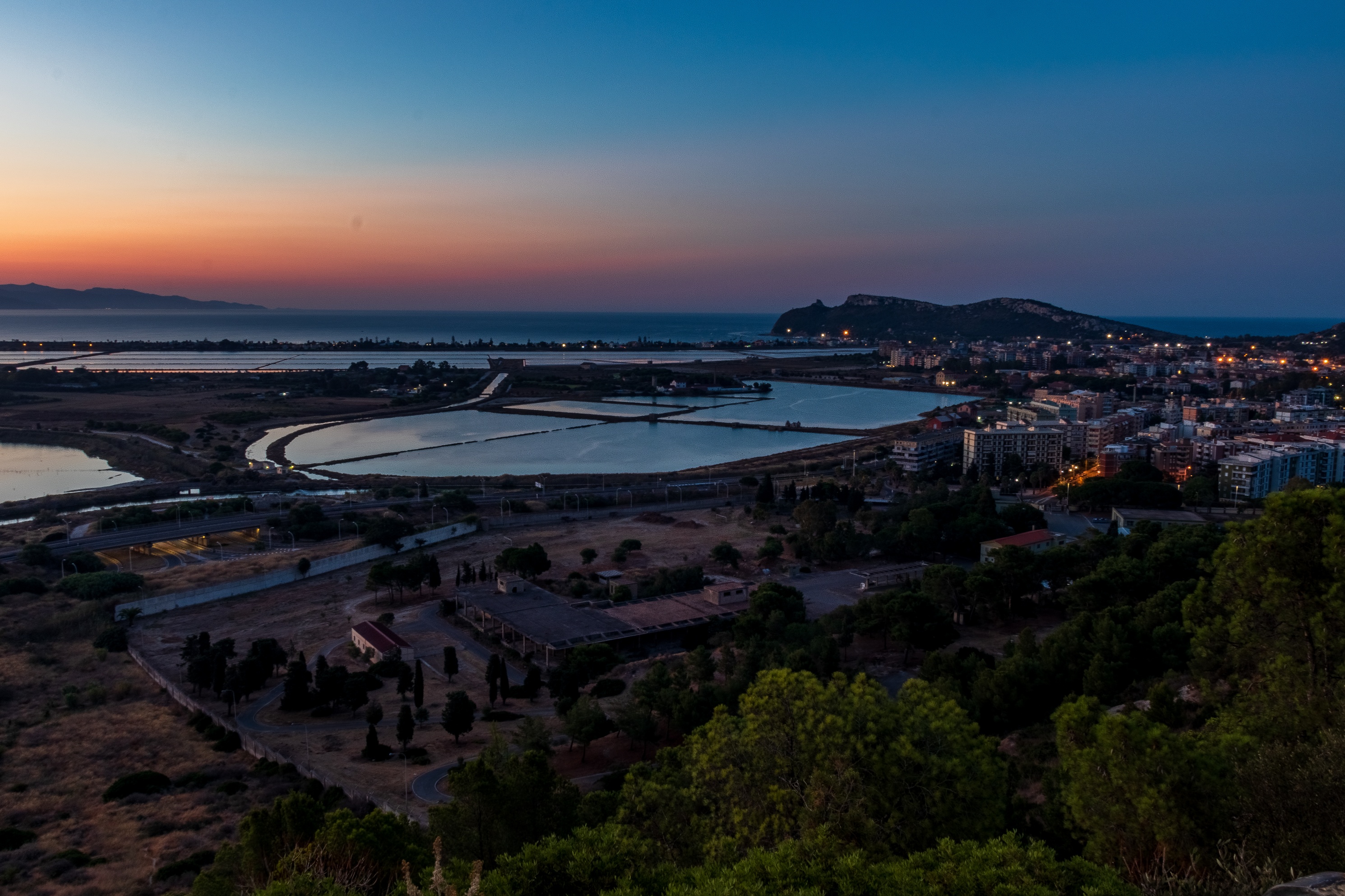 Aspettando l’alba a Cagliari…quanta poesia nello scatto del nostro lettore Mario