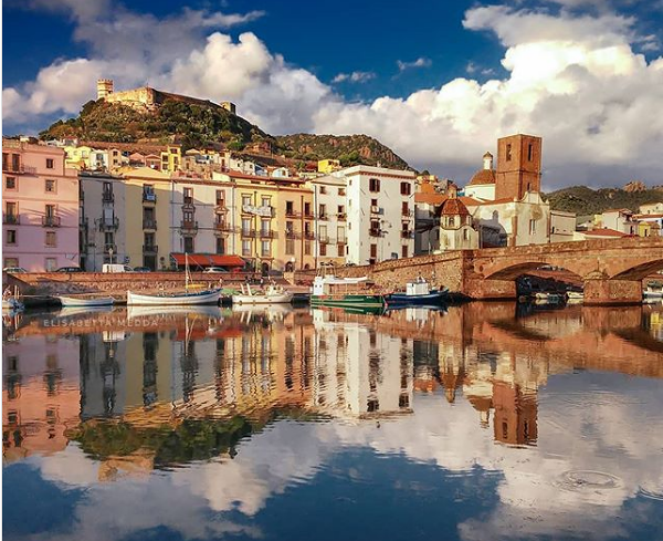 “Quando a Bosa il sole del tramonto incendia le case che riflettono sul Temo, sei davanti a uno spettacolo unico”