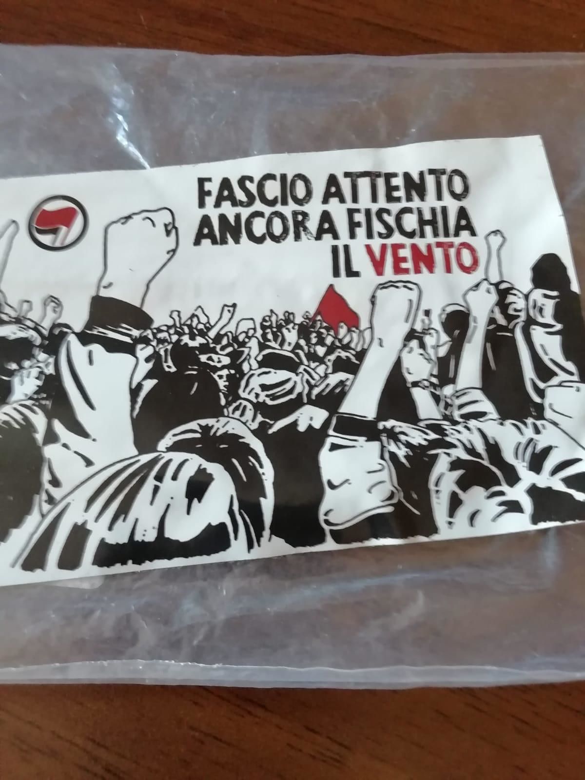 Minacce alla sede della Lega Salvini di Sestu: “Fascio attento, ancora fischia il vento”