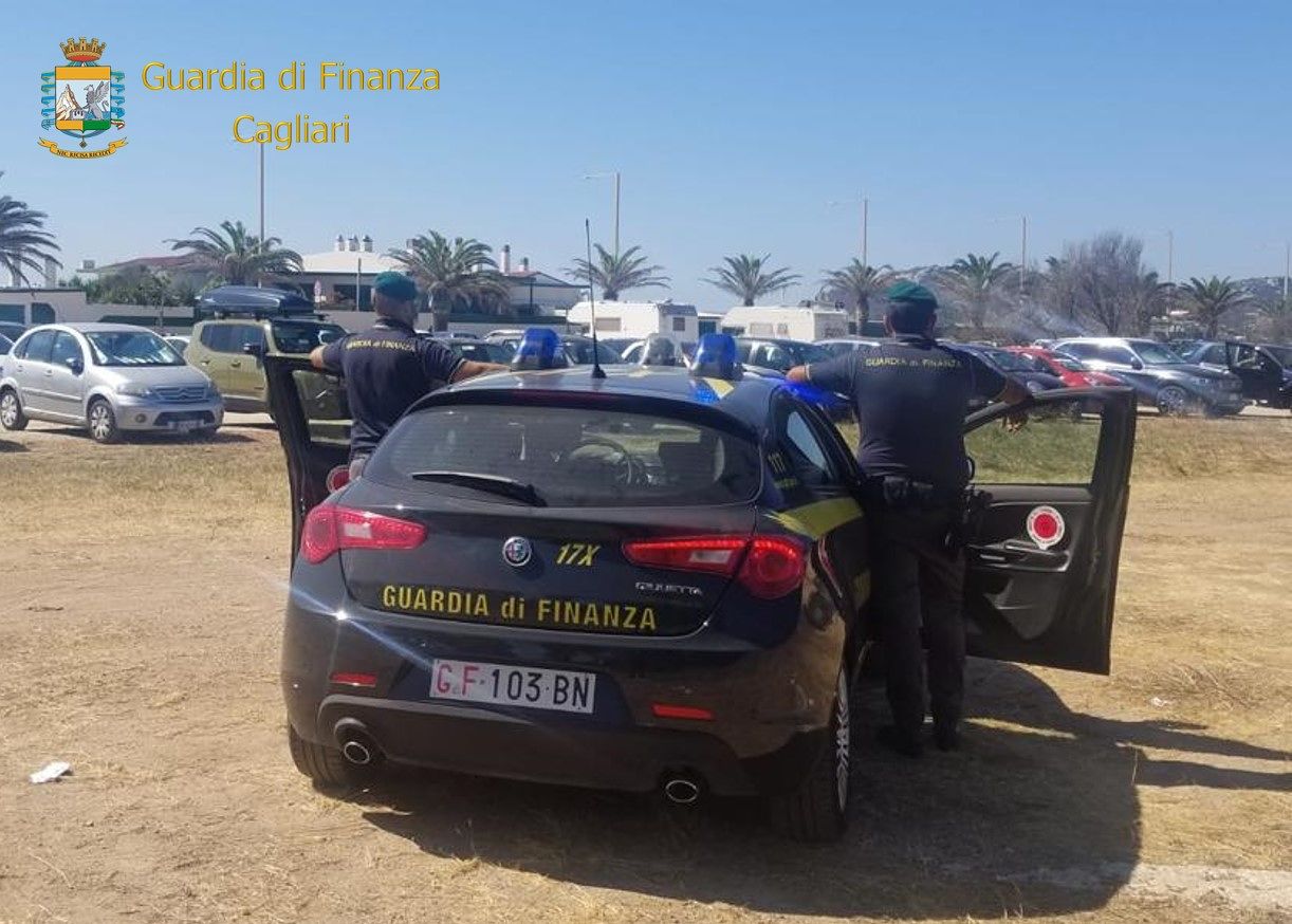 Cagliari, guerra ai parcheggiatori abusivi del Poetto: sequestrati gli incassi