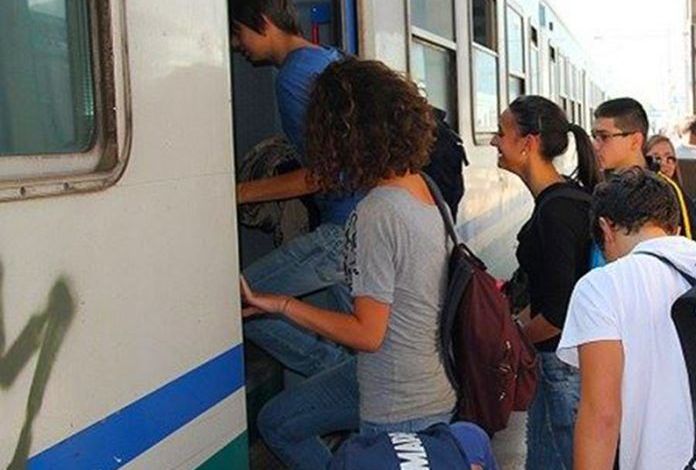 Regione: in arrivo le agevolazioni agli studenti sardi su autobus, treni e traghetti