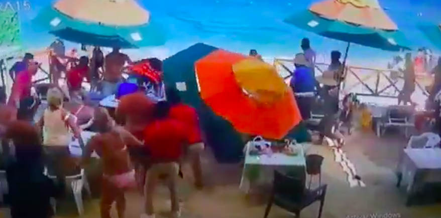 Messico, cade dalla moto d’acqua che finisce in un ristorante e uccide una donna – VIDEO