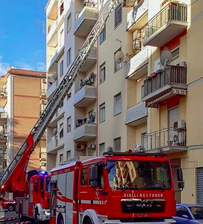 Cagliari, attimi di paura in via Goldoni: un materasso prende fuoco