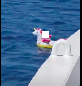 Trascinata al largo dalle correnti su un gonfiabile: bimba salvata da un traghetto