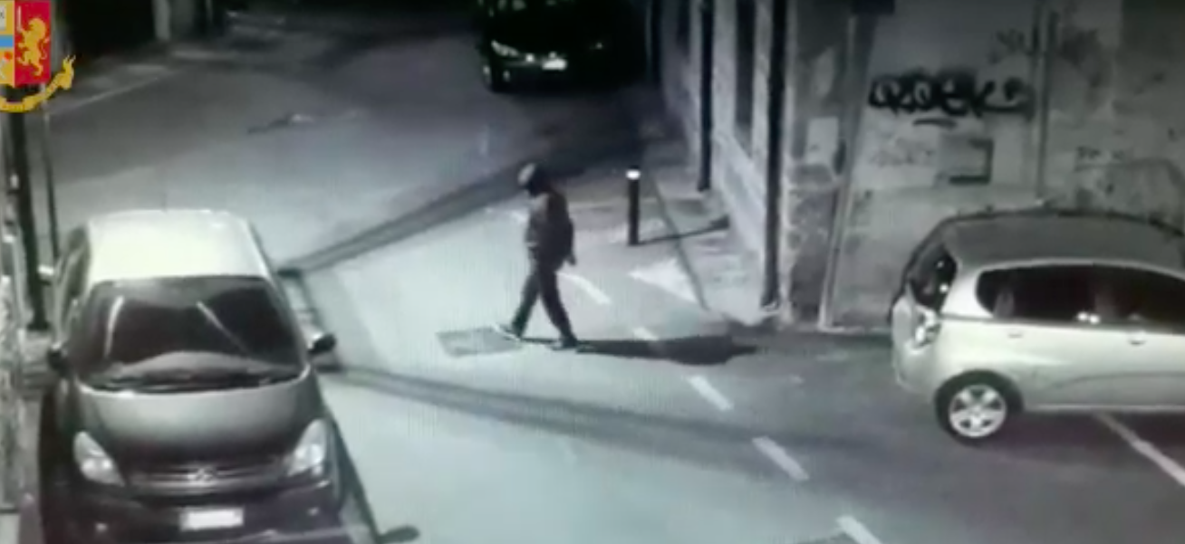 Danneggia gli pneumatici di 28 auto a Oristano: l’attempato teppista fregato dalle telecamere