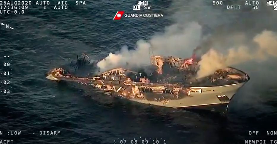 Sardegna, incendio distrugge lo yacht “Lady MM”: 17 le persone salvate. Il VIDEO