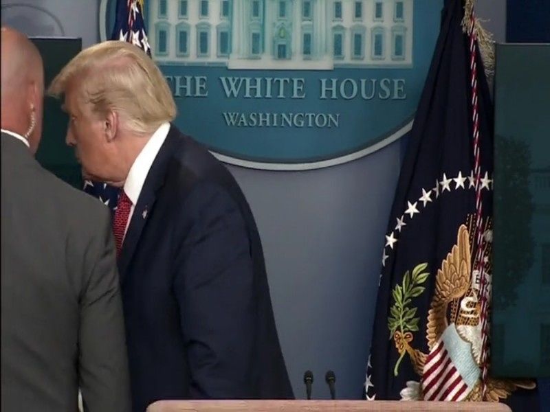 Donald Trump abbandona la conferenza stampa all’improvviso: “Sparatoria fuori dalla Casa Bianca”